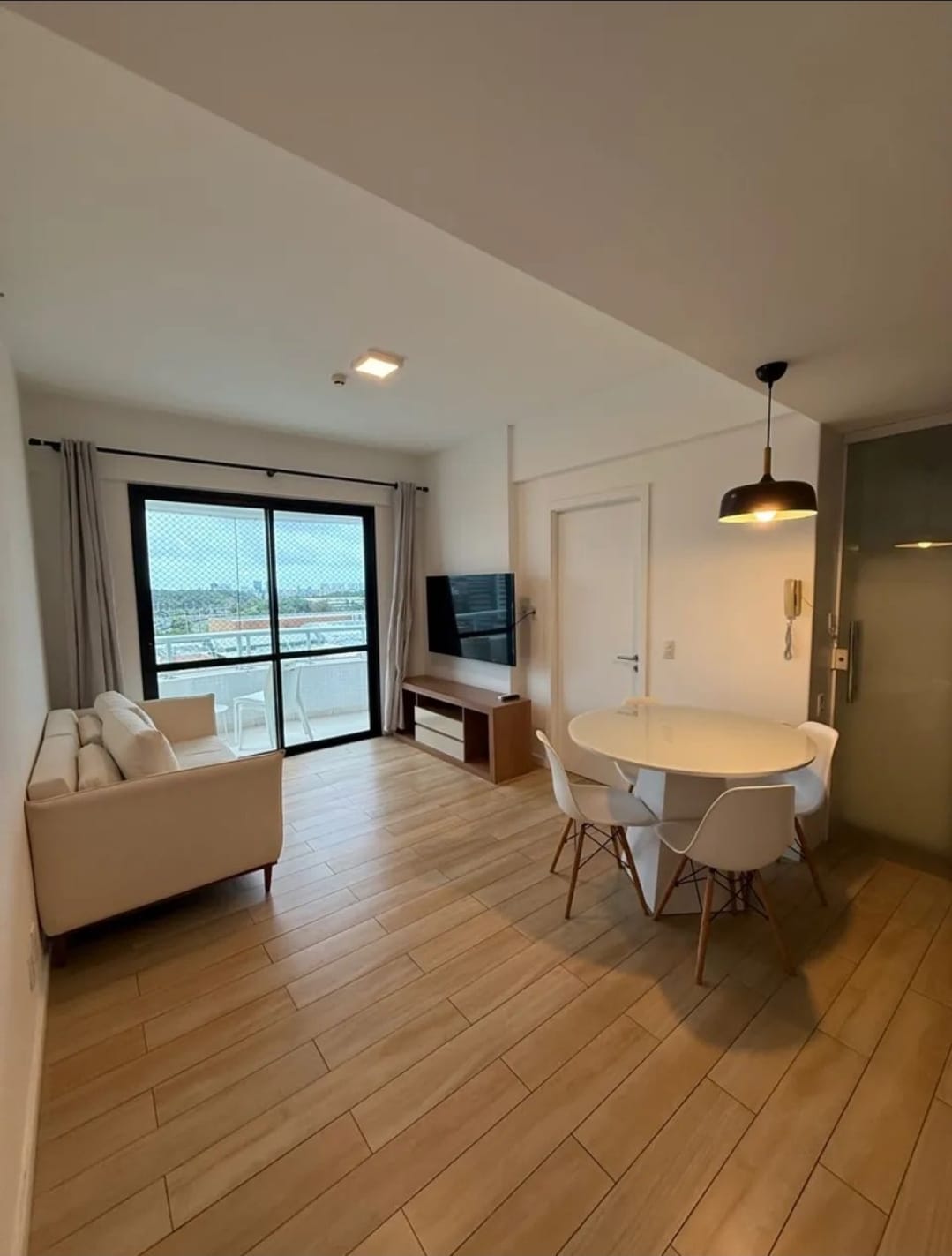 Apartamento no Astron Suítes Mondial Salvador - Caminho das Árvores